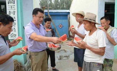 村长是公务员吗 村长属于有工资的编制公务员吗