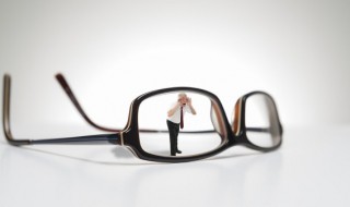 喝热水时眼镜起雾解决方法 喝热水时有什么方法可以不让眼镜起雾