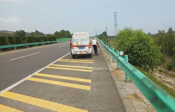 高速上没油了怎么求助