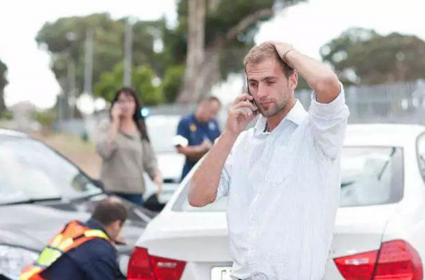 高速上没油了怎么求助