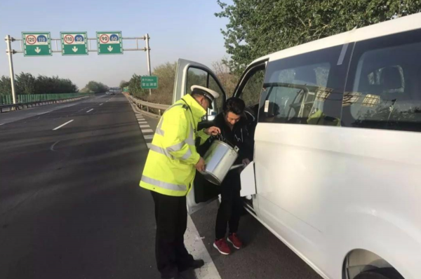 高速上没油了怎么求助