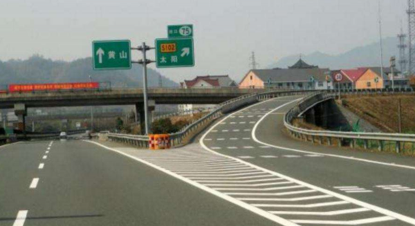 高速上没油了怎么求助