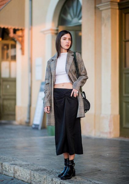 黑裙子搭配什么颜色的上衣好看