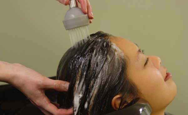 一天不洗头就很油要天天洗吗