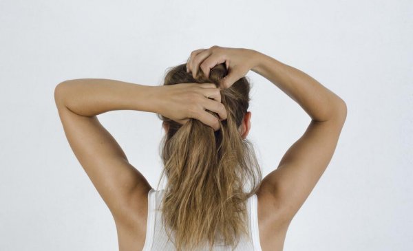 一天不洗头就很油要天天洗吗