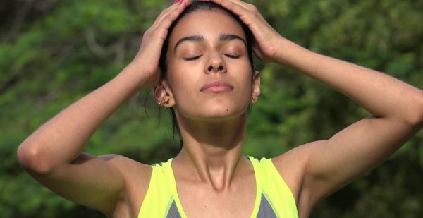 一天不洗头就很油要天天洗吗