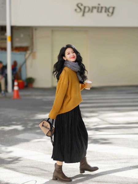 黑色半身裙怎么搭配上衣图片