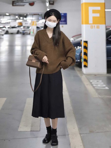 黑色半身裙怎么搭配上衣图片