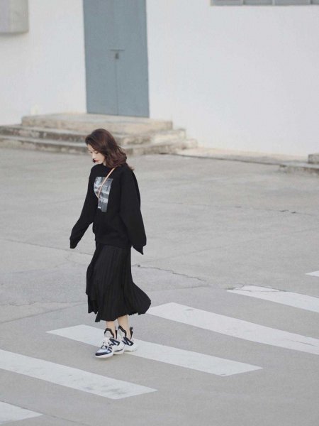 黑色半身裙怎么搭配上衣图片