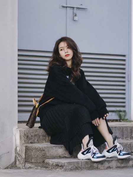 黑色半身裙怎么搭配上衣图片