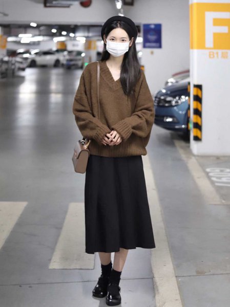 黑色半身裙怎么搭配上衣图片