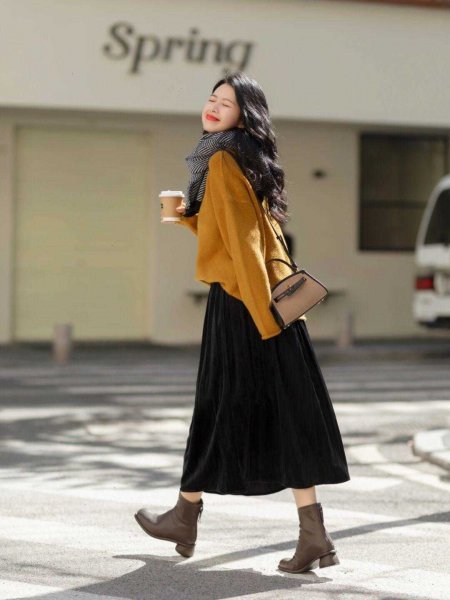 黑色半身裙怎么搭配上衣图片