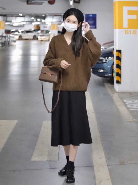 黑色半身裙怎么搭配上衣图片