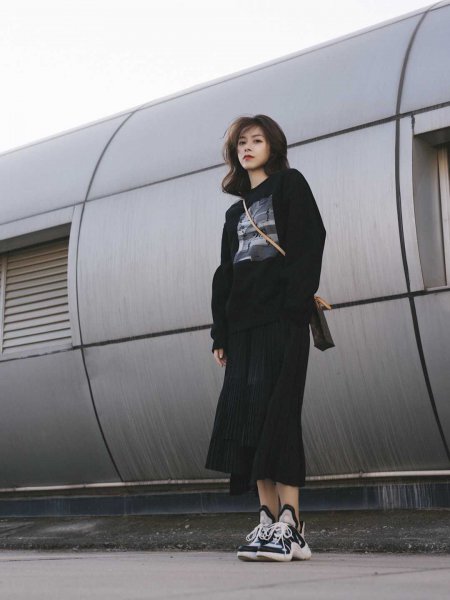 黑色半身裙怎么搭配上衣图片