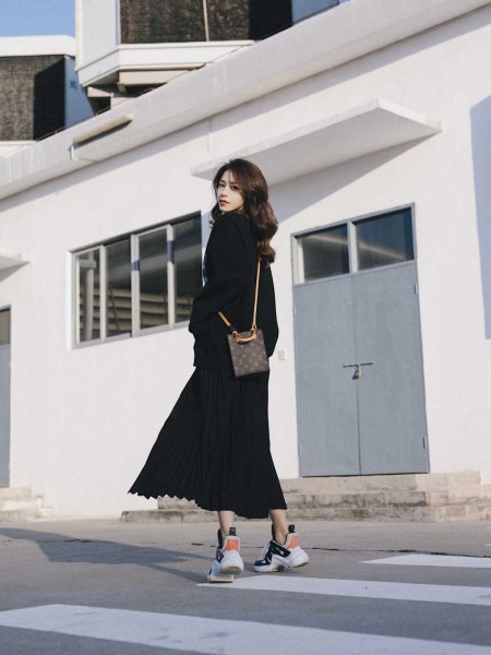 黑色半身裙怎么搭配上衣图片