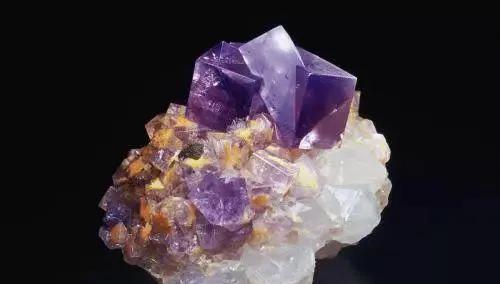 萤石什么颜色最值钱