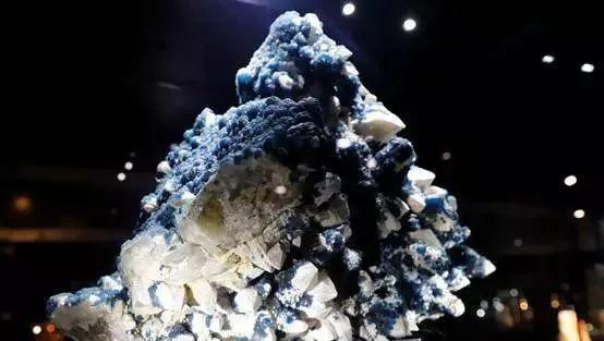 萤石什么颜色最值钱