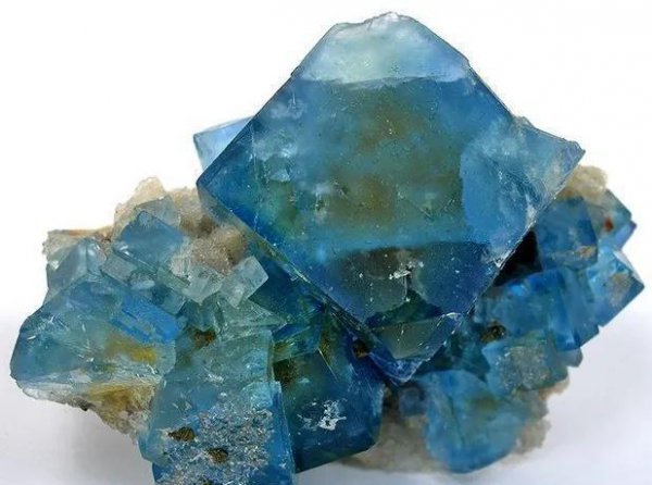 萤石什么颜色最值钱