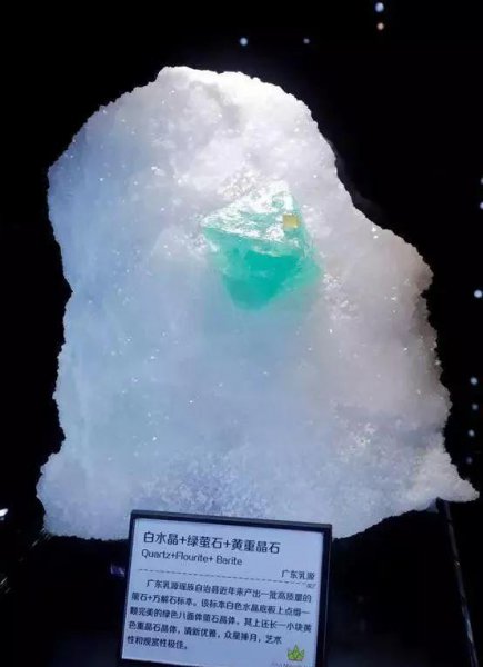 萤石什么颜色最值钱