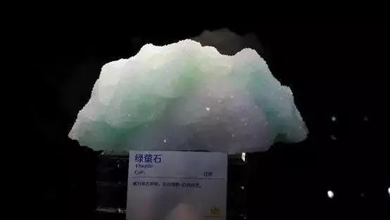 萤石什么颜色最值钱