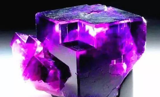 萤石什么颜色最值钱