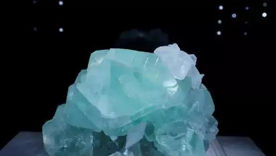 萤石什么颜色最值钱