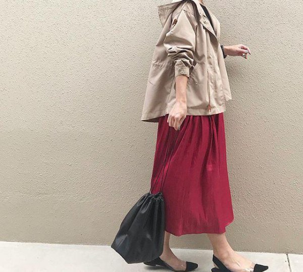 酒红色衣服配什么颜色裤子