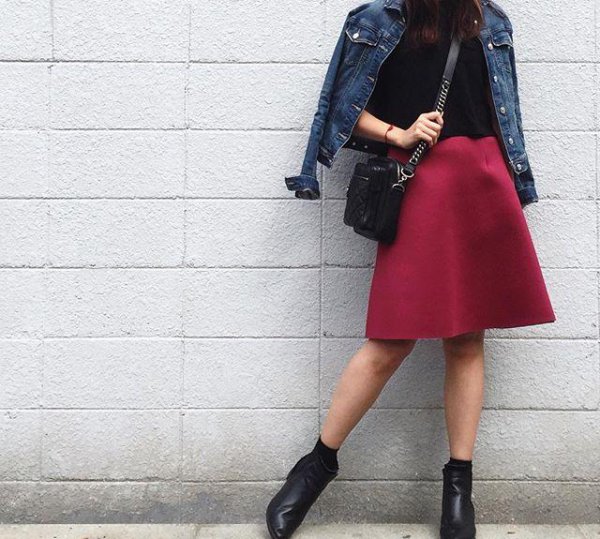 酒红色衣服配什么颜色裤子