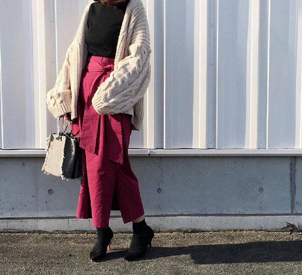 酒红色衣服配什么颜色裤子