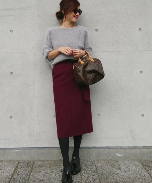 酒红色衣服配什么颜色裤子