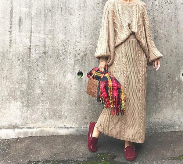 酒红色衣服配什么颜色裤子