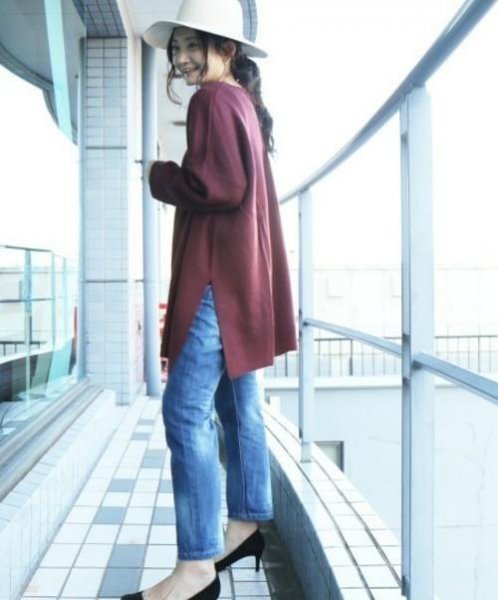 酒红色衣服配什么颜色裤子