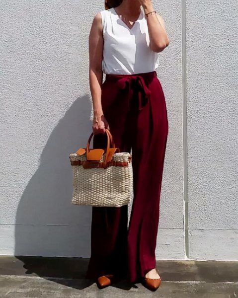 酒红色衣服配什么颜色裤子