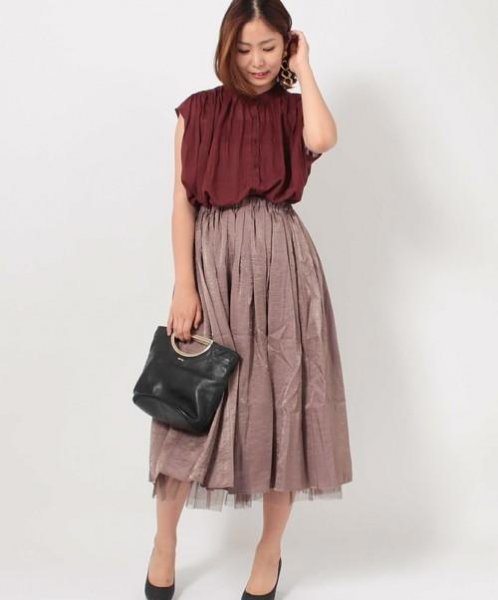 酒红色衣服配什么颜色裤子