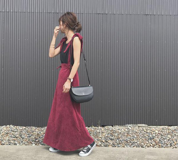 酒红色衣服配什么颜色裤子