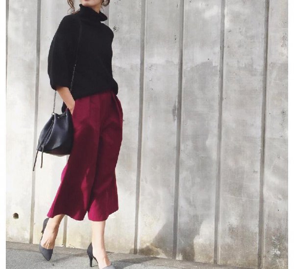 酒红色衣服配什么颜色裤子