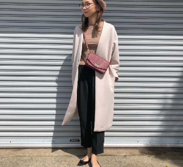 酒红色衣服配什么颜色裤子