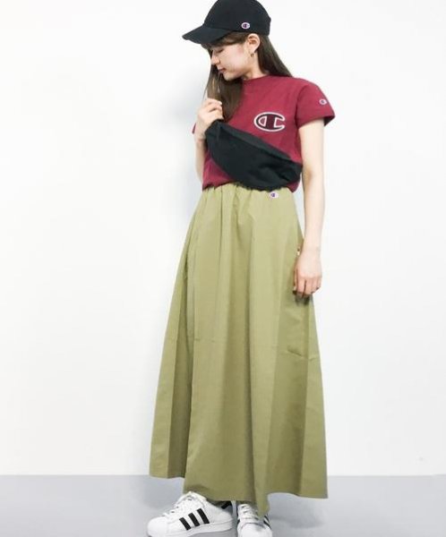 酒红色衣服配什么颜色裤子