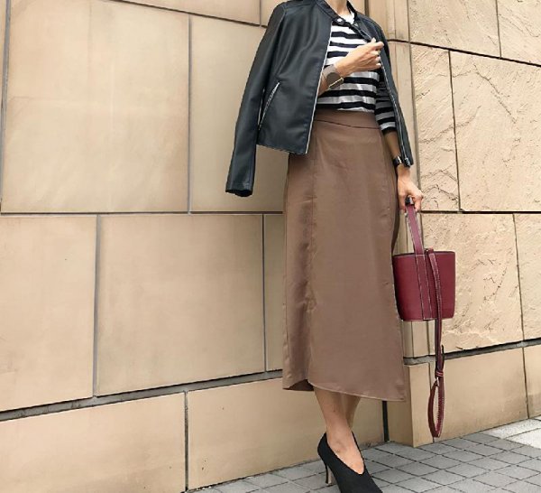 酒红色衣服配什么颜色裤子