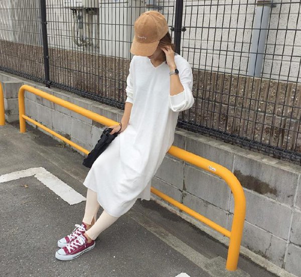 酒红色衣服配什么颜色裤子