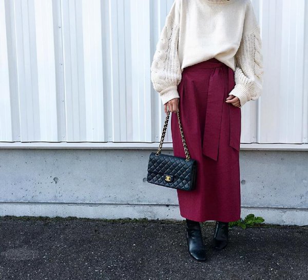 酒红色衣服配什么颜色裤子