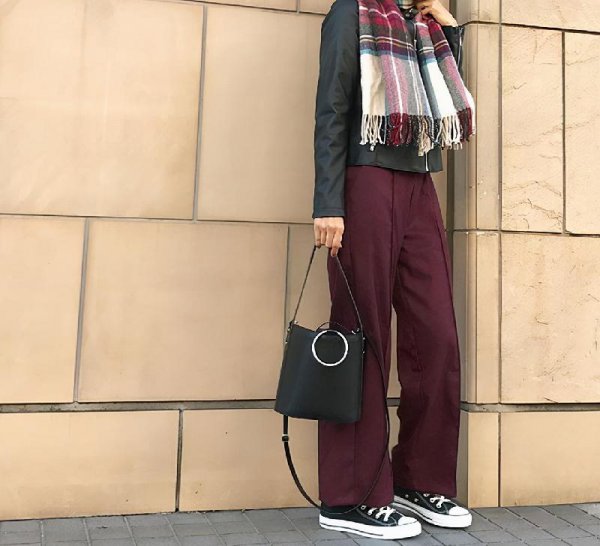 酒红色衣服配什么颜色裤子