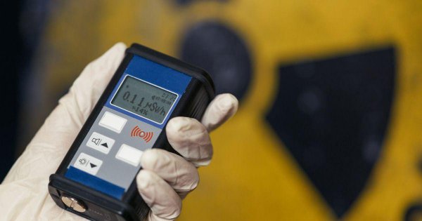 晚上睡觉手机放多远没有辐射