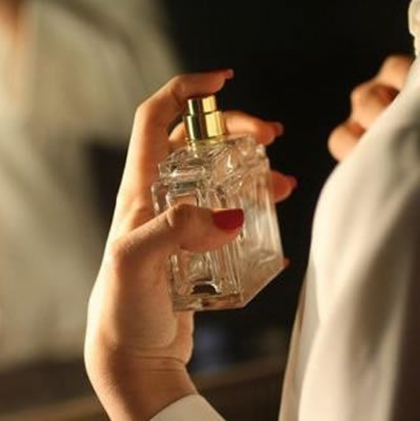 女士喷香水的正确方法