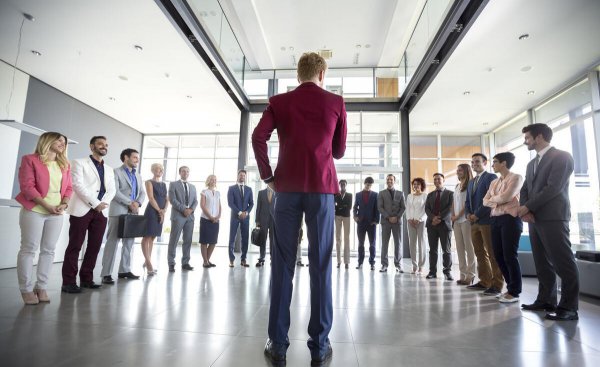 举例说明如何培养团队精神