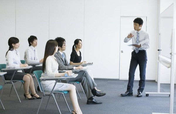 举例说明如何培养团队精神