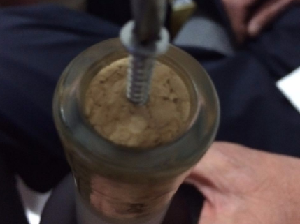 红酒塞子断了拔不出来怎么办