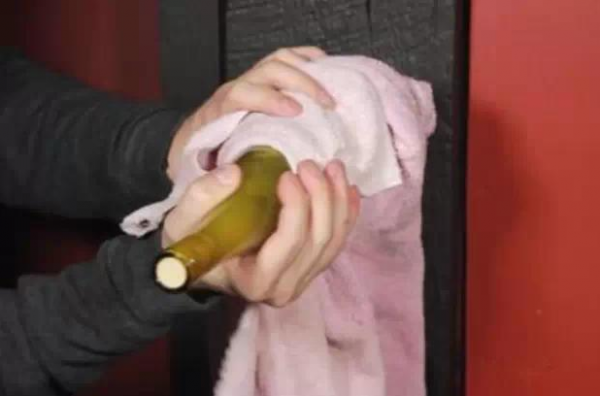 红酒塞子断了拔不出来怎么办