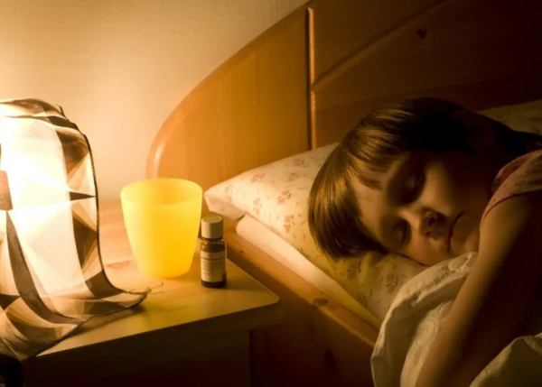 晚上开灯睡觉对人有什么伤害