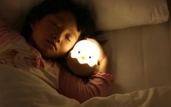 晚上开灯睡觉对人有什么伤害